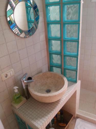 巴耶格兰雷伊Casa Emma的一间带水槽和镜子的浴室
