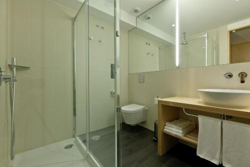布拉加市区美居酒店的一间浴室