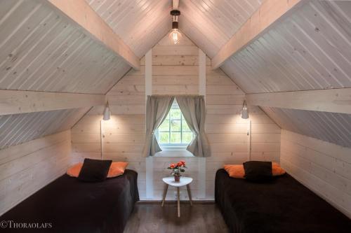 韦斯特曼纳埃亚尔格兰平露营地的阁楼间 - 带两张床和窗户