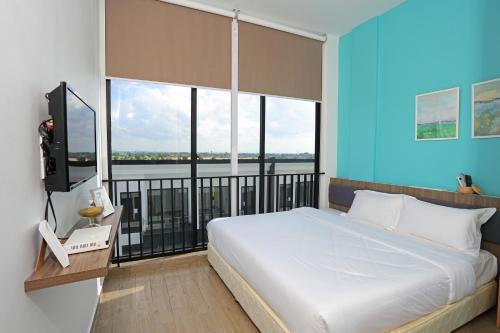 金边生态花园公寓式酒店的一间卧室设有一张大床和一个大窗户