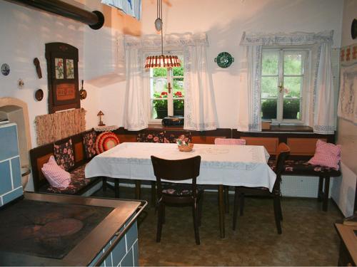 Reith内林度假屋的一间厨房,里面配有桌椅
