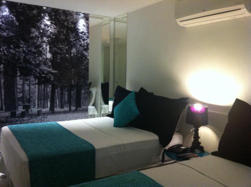 累西腓比安卡海滩酒店的一间卧室配有床、灯和窗户