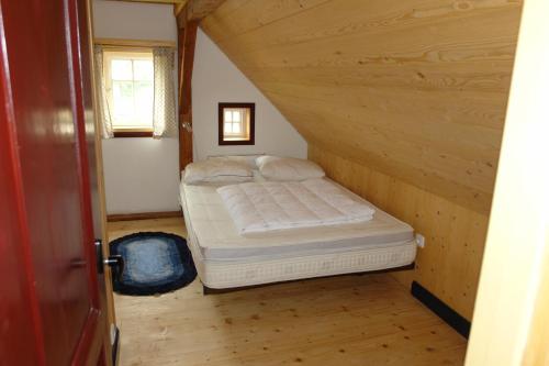 坦瓦尔德Chata Hugo - 3 Retreat Apartments的一间小卧室,阁楼上配有一张床