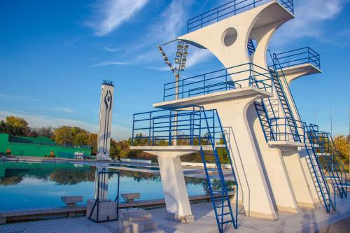 萨格勒布Hostel Poolside Zagreb的一座设有楼梯的大楼,毗邻游泳池