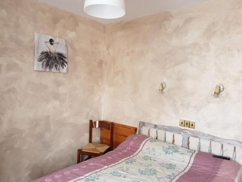格雷乌莱班乐砗玟新桥旅馆的卧室配有一张床,墙上挂着一幅画
