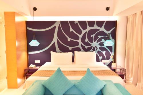 HII长滩岛度假酒店客房内的一张或多张床位