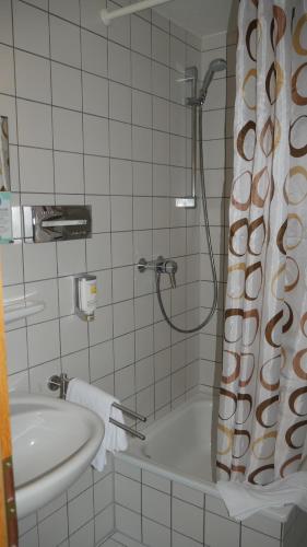 路德维希堡路德维希堡康福特酒店的带淋浴和盥洗盆的浴室