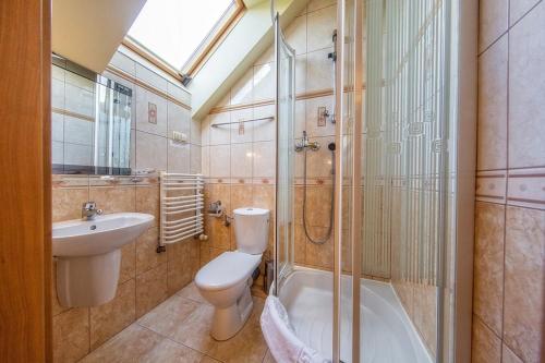维斯瓦格勒碧姆布丁酒店的浴室配有卫生间、盥洗盆和淋浴。