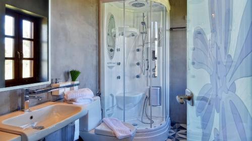 Dilofo Hotel Luxury Suites的一间浴室