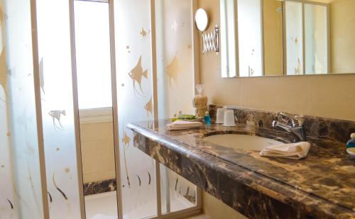 赫尔格达万岁蓝度假村和沙姆沙伊赫纳加潜水酒店（仅限成年人）的一间带水槽和镜子的浴室