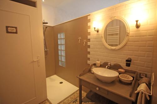 ChâlusAu fil du temps的一间带水槽和镜子的浴室