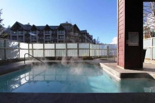 R & R Retreat Luxury Condo内部或周边的泳池