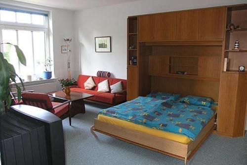 SterupFerienwohnung-im-historischen-Kaufhaus-Angeln的一间卧室设有一张床和一间客厅。
