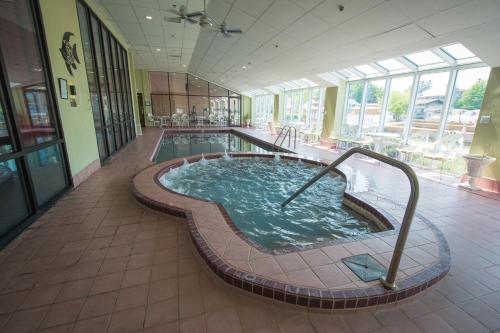 亚历山德里亚贝里维雷奇度假酒店的一座带游泳池的大楼内的大型游泳池