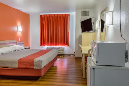 雷德蒙德雷德蒙6号汽车旅馆的酒店客房,配有床和红色窗帘