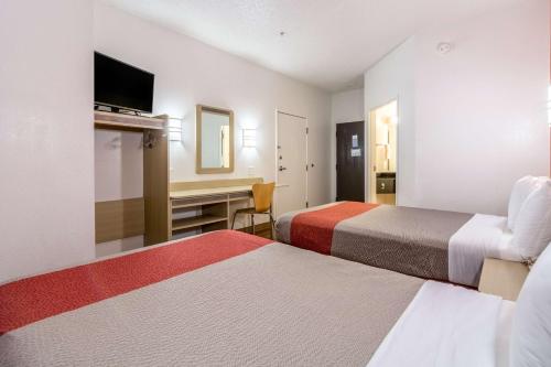 米尔堡Motel 6-Fort Mill, SC - Charlotte的酒店客房配有两张床和一张书桌