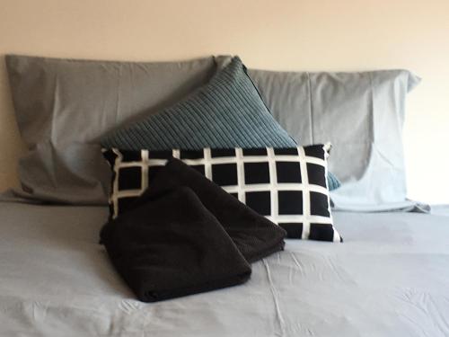 蒂伦豪特Caramel的一张带黑白枕头的床