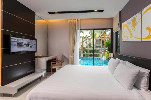 The Charm Resort Phuket - SHA Certified客房内的一张或多张床位