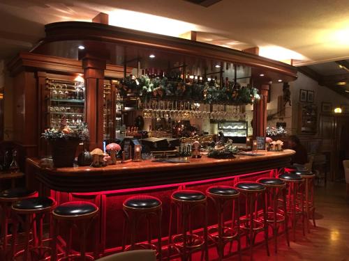 弗劳温普尔德柯克普莱恩瓦坎提斯公寓的餐厅内带红色凳子的酒吧