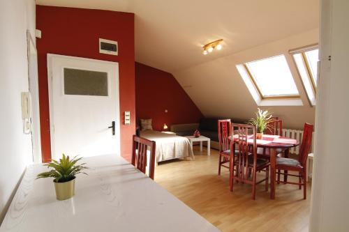 索非亚Guest Rooms Stay Nexus的一间带桌椅的房间和一间卧室