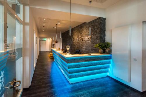 道恩Brauers Landarthotel GmbH的大楼内带蓝色浴缸的浴室