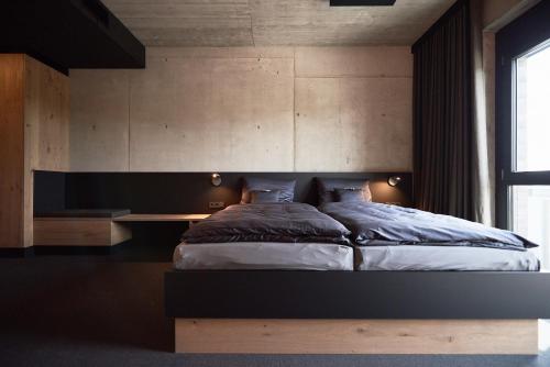 默辛根bäck stage的一间卧室配有一张大床和一张书桌