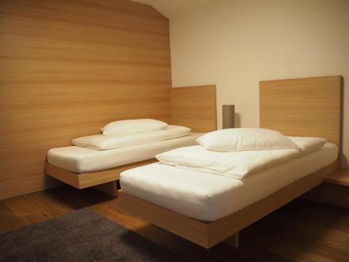彼得斯堡维塞尔酒店的木墙客房 - 带两张单人床
