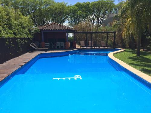 科隆Hacienda Don Justo Hotel Boutique Spa的一个带凉亭的大型蓝色游泳池