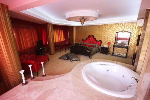 伊兹密尔大转角精品酒店的带浴缸的大浴室和卧室