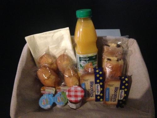 科尔贝埃索讷Cabane Zen的盒装食物和一瓶橙汁