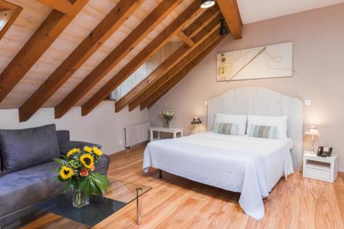 日内瓦卡鲁日社区酒店的卧室配有白色的床和沙发