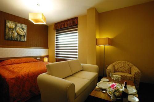 加济安泰普加济安泰普加乐瑞兹酒店的酒店客房配有床、沙发和椅子
