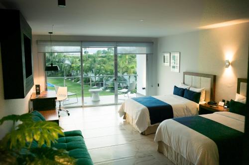 Martínez de La TorreHotel Aqua Spa & Resort的酒店客房带两张床和一个客厅