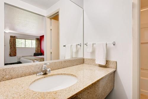 费尔维尤帕克克利夫兰机场华美达酒店 的一间带水槽和镜子的浴室