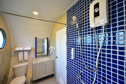 甲米镇甲米船舶泻湖度假村的一间带卫生间的浴室和蓝色瓷砖墙
