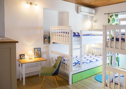 皮兰美景度假屋的客房设有两张双层床和一张书桌。