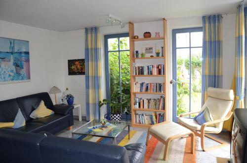 朗格奥Inselresidenz Seeschwalbe Langeoog的带沙发和书架的客厅