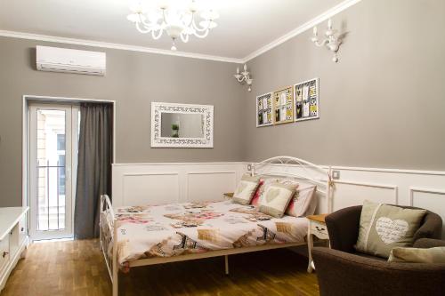 布加勒斯特布加勒斯特阿曼多公寓的一间卧室配有一张床和一把椅子