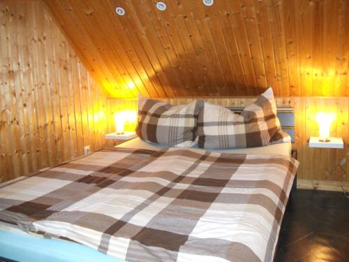 巴特Kleine Ferienwohnung的卧室配有木墙内的一张床