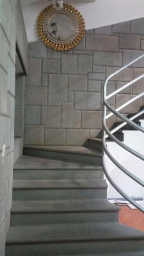 阿亚库乔Tinoco Apart Hotel的砖墙上带镜子的楼梯