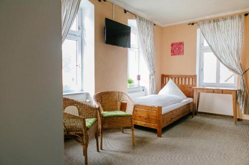 兰登机场酒店客房内的一张或多张床位