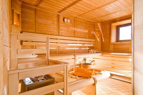 斯泰尔维奥Hotel Sonne的一间铺有木地板的木墙桑拿浴室