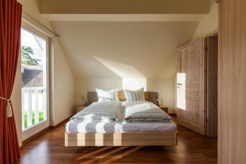 格洛韦Ferienhaus Ostseedüne Glowe - Rügen的一间卧室设有一张床和一个大窗户