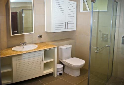 维多利亚象限豪华公寓的浴室配有卫生间、盥洗盆和淋浴。