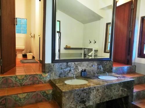 蒙诺克岛Koh Munnork Private Island的一间带两个盥洗盆和大镜子的浴室