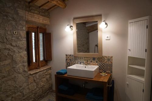 PerafitaMas Roca Del Mill的一间带水槽和镜子的浴室