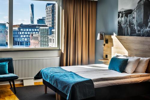 马尔默第一约尔延柯克酒店的酒店客房设有一张床和一个大窗户