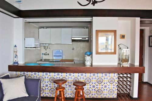 塞辛布拉Akisol Sesimbra Beach的厨房设有带吧台的酒吧