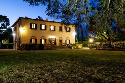 巴尼奥阿里波利Villa Il Padule的夜晚在院子里有灯的房子
