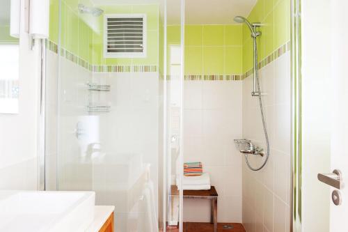 锡德Calimera Side Resort的带淋浴和盥洗盆的浴室